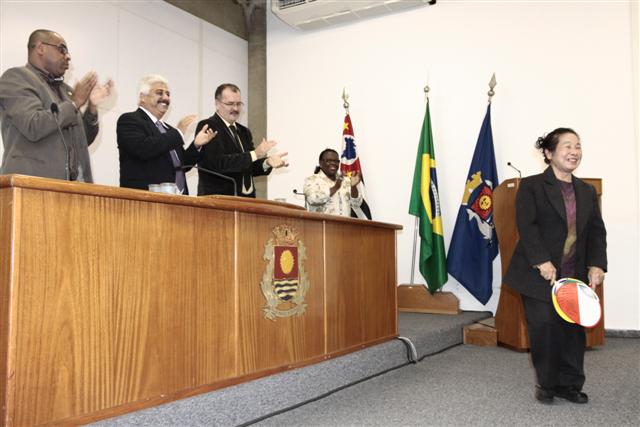 Mesa Diretora dos Trabalhos aplaude a homenageada